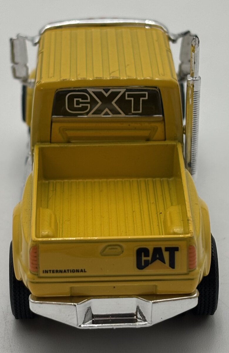 Malibu International 06400 1:43 CAT Yellow CXT Crew Cab Pick Up Truck EX