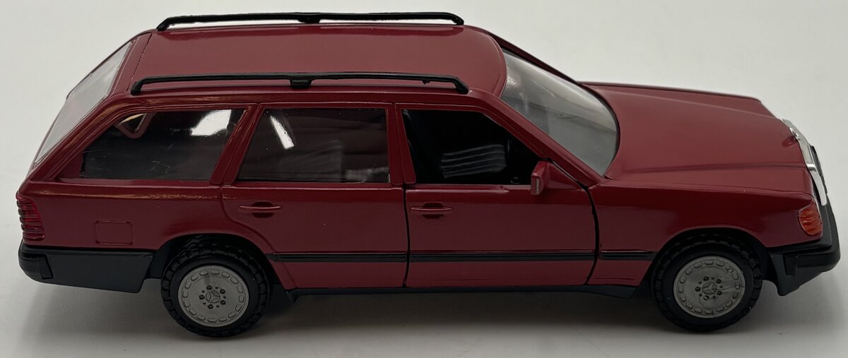 Conrad 1503 1:35 Red Mercedes-Benz 200TD-300TD Turbo 4Matic LN