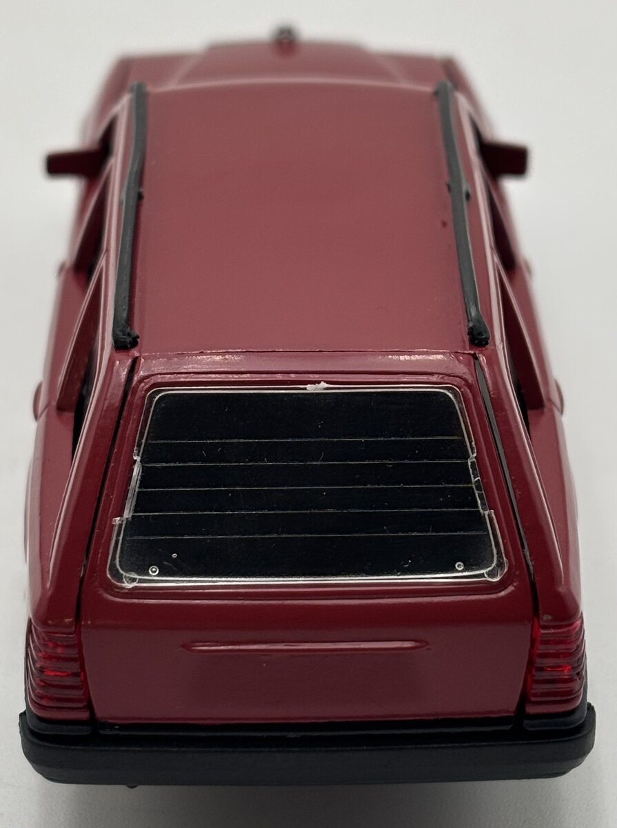 Conrad 1503 1:35 Red Mercedes-Benz 200TD-300TD Turbo 4Matic LN