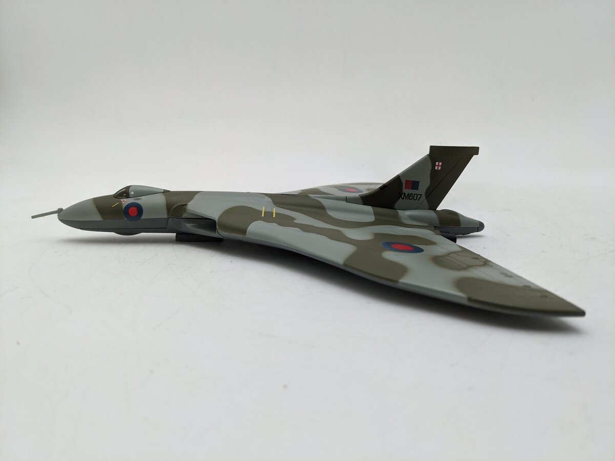 Editions Atlas 4675101 1:144 Diecast Jet Age Avro Vulcan Military Aircraft EX/Box