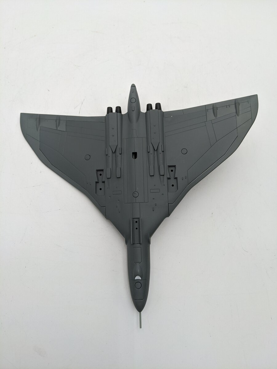 Editions Atlas 4675101 1:144 Diecast Jet Age Avro Vulcan Military Aircraft EX/Box