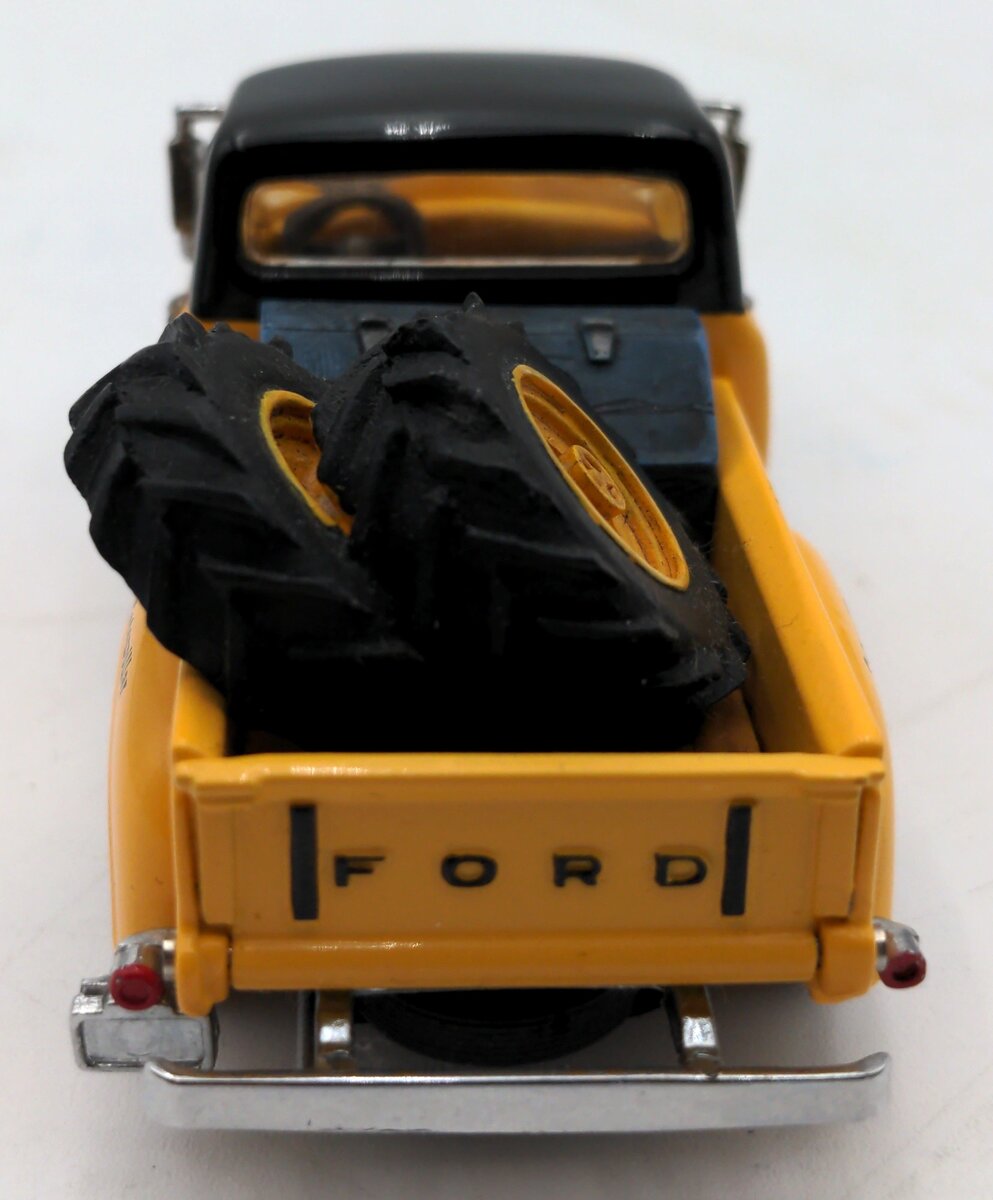 Matchbox YIS02 1:43 Scale Diecast 1955 Ford F 100 NIB