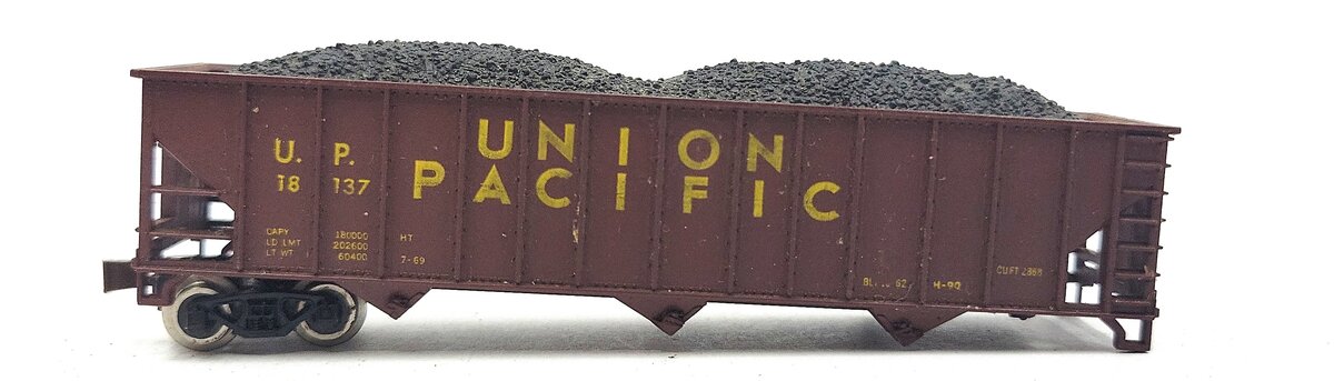 Atlas 3263 N Scale Union Pacific Hopper Car w/Coal Load #18137 VG/Box