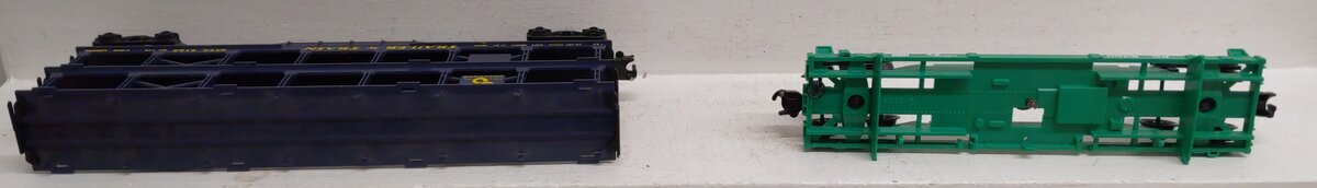 Lionel 6-9123 / 6-9300 O-Gauge Assorted Freight Cars [2] VG/Box