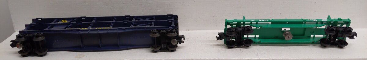Lionel 6-9123 / 6-9300 O-Gauge Assorted Freight Cars [2] VG/Box