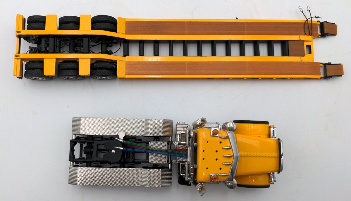Sword Models DHS0100 1:50 Diecast Yellow Peterbilt 379 Tractor & Rogers Trailer NIB