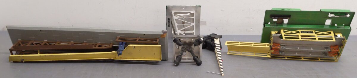 Lionel Vintage O Gauge Accessories #252,2656,362,395 [4] VG