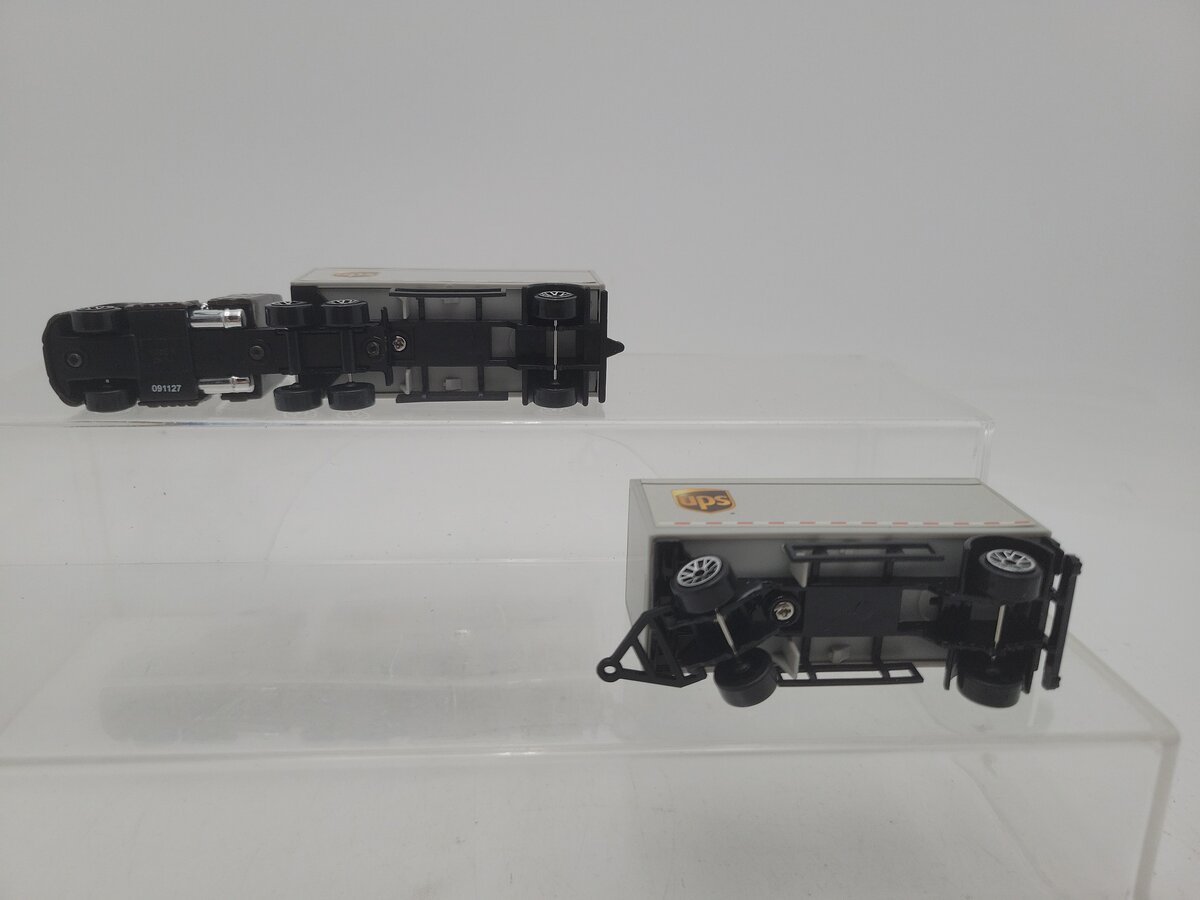 Daron Worldwide Trading RT4345 HO Scale Diecast UPS Tractor With Two Trailers LN/Box