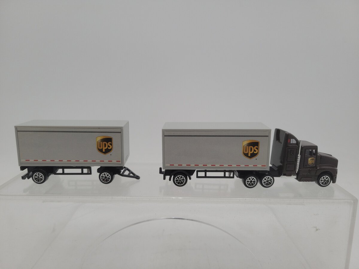 Daron Worldwide Trading RT4345 HO Scale Diecast UPS Tractor With Two Trailers LN/Box