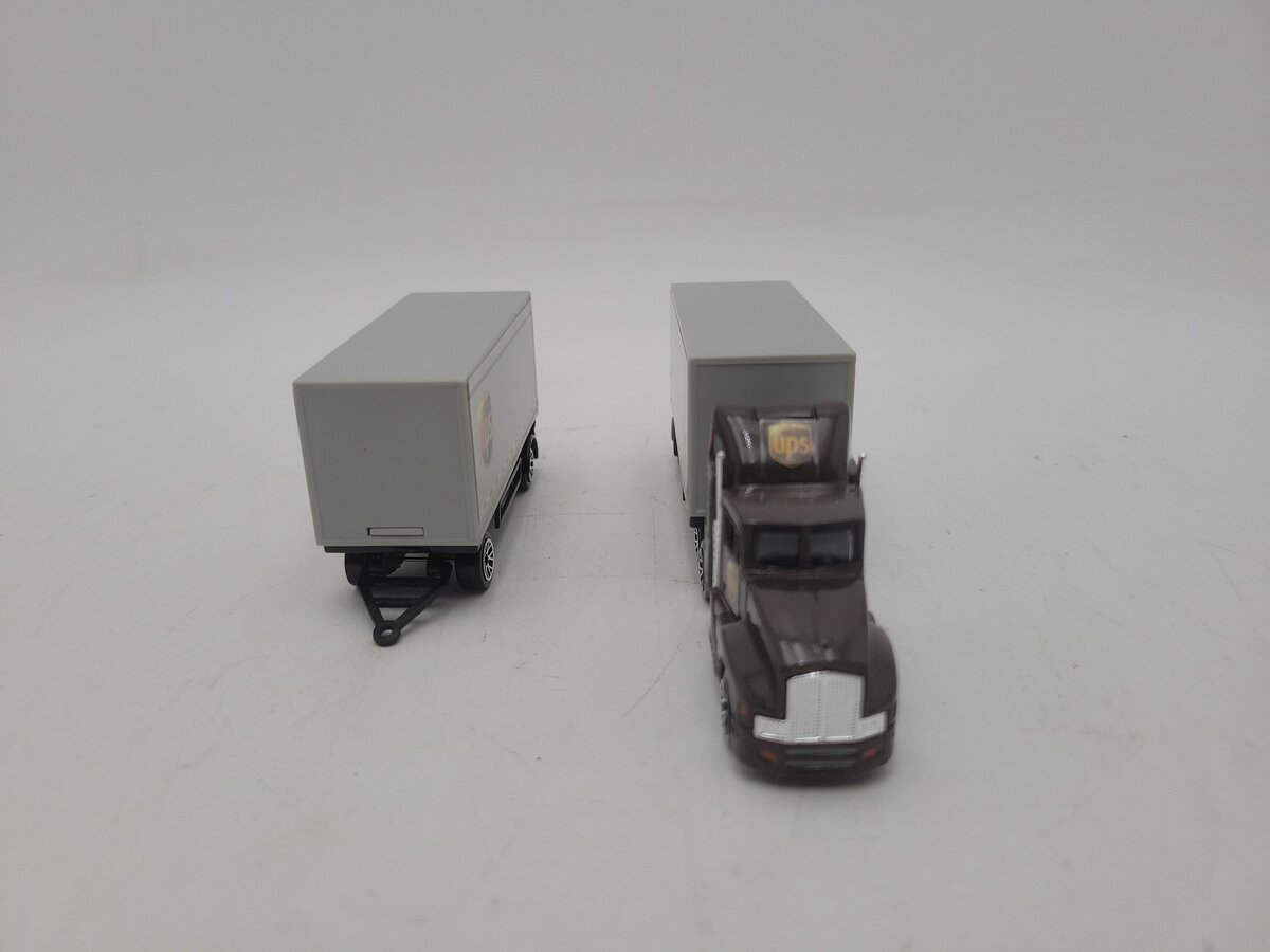 Daron Worldwide Trading RT4345 HO Scale Diecast UPS Tractor With Two Trailers LN/Box