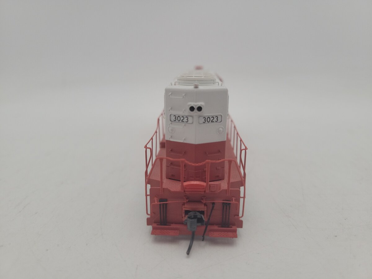 Atlas 10000594 HO Scale GP40 Low Nose Illinois Central Diesel Locomotive #3023 VG/Box