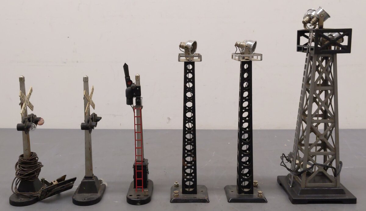 Lionel & Other O Vintage Signal Towers and RR Crossing Signals: 154, 151 [6]