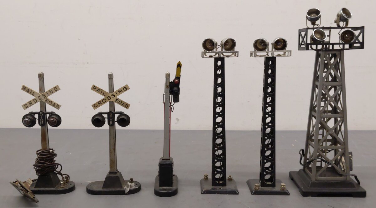 Lionel & Other O Vintage Signal Towers and RR Crossing Signals: 154, 151 [6]