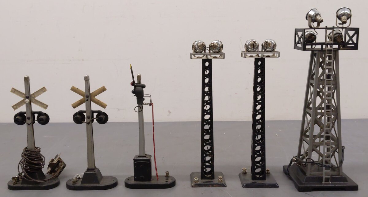 Lionel & Other O Vintage Signal Towers and RR Crossing Signals: 154, 151 [6]
