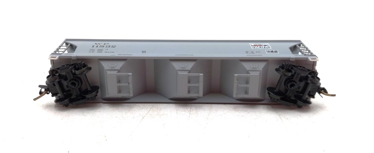 Micro-Trains 09300050 N Western Pacific 3 Bay Center Flow Covered Hopper #11832 EX/Box