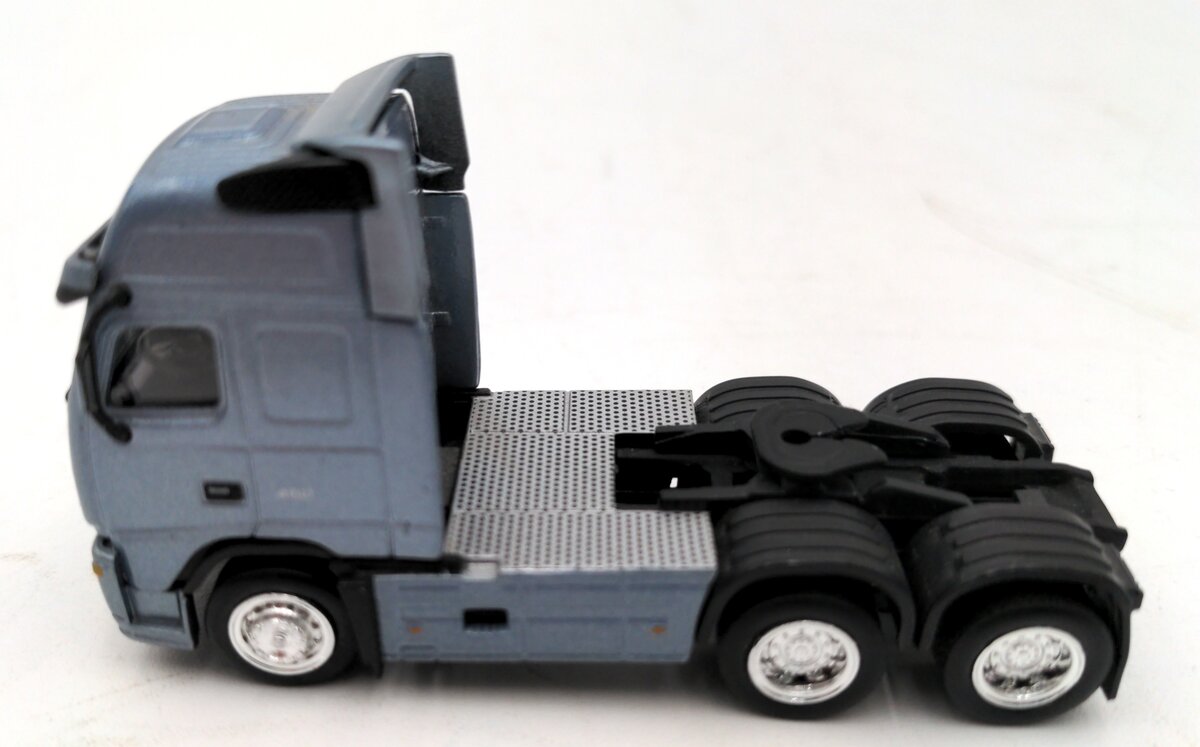 Motorart 1:87 Scale Diecast Volvo FH12 Globetrotter Tractor EX
