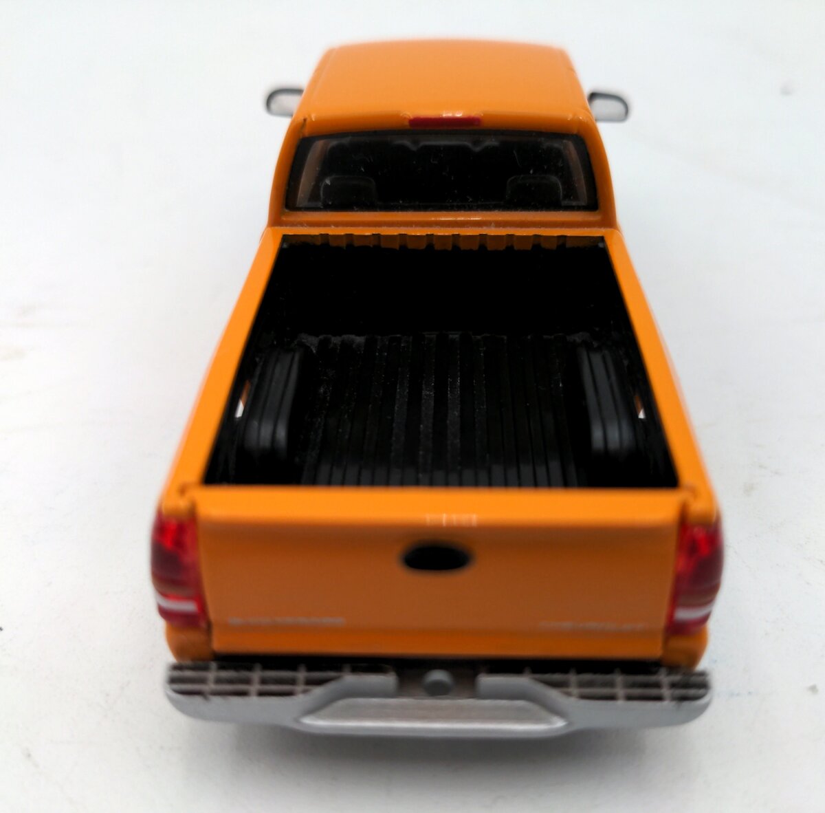 Ertl 1:50 Scale Diecast 2000 Silverado Orange Truck EX