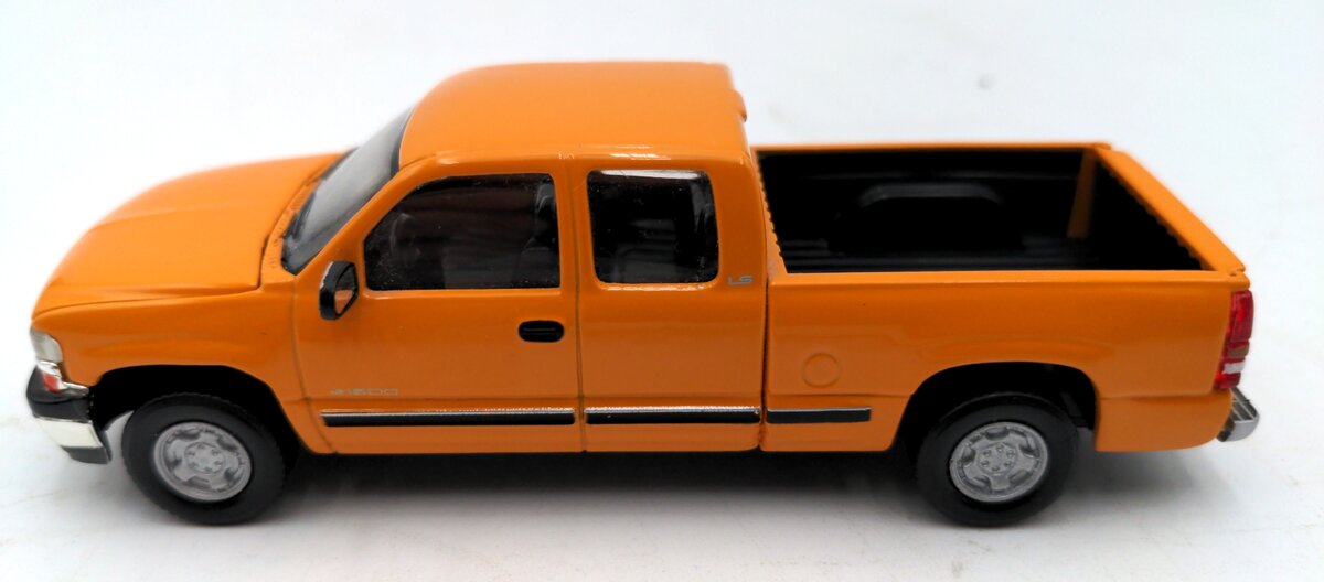 Ertl 1:50 Scale Diecast 2000 Silverado Orange Truck EX