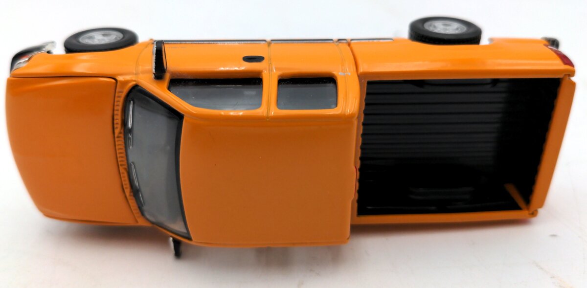Ertl 1:50 Scale Diecast 2000 Silverado Orange Truck EX