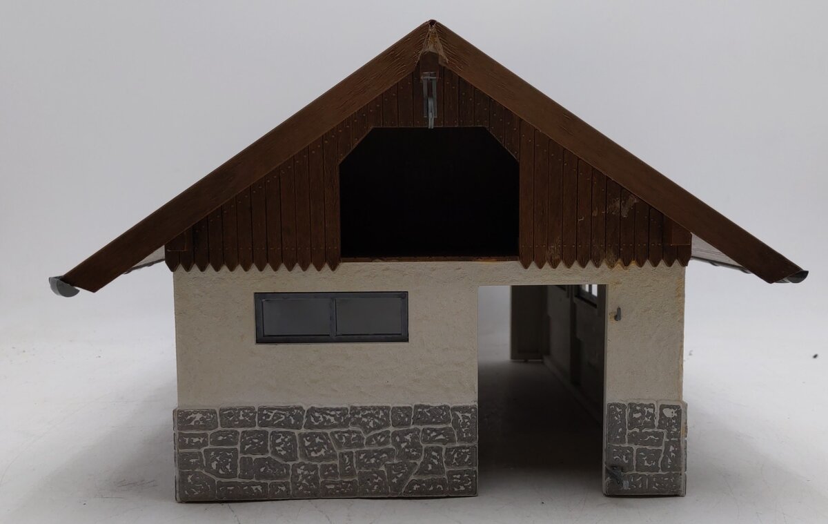 Pola 1841 Pola 1841 G Scale Farm Cow Barn - Assembled VG