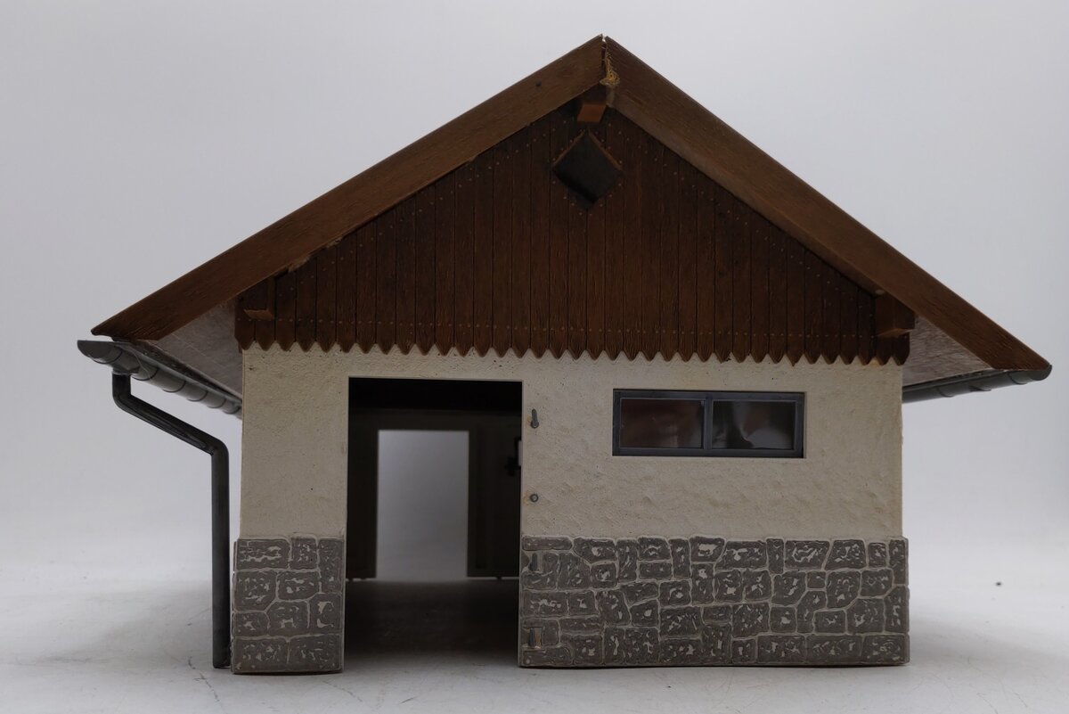 Pola 1841 Pola 1841 G Scale Farm Cow Barn - Assembled VG