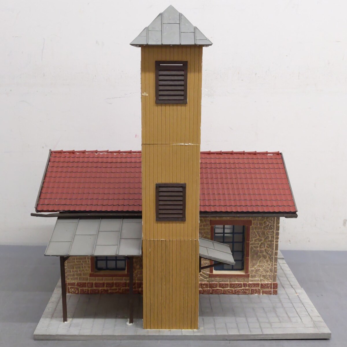 Pola 992 G Scale Fire Station Kit- Assembled VG