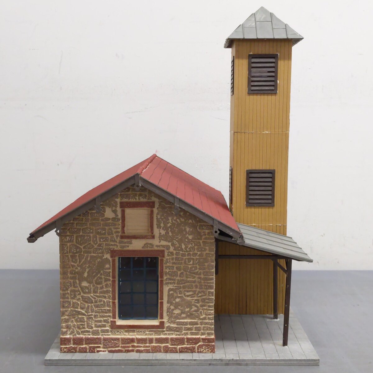 Pola 992 G Scale Fire Station Kit- Assembled VG