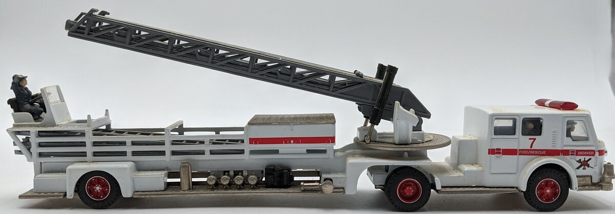 Corgi 97387 Diecast American La France Aerial Ladder Truck Denver Fire Dpt LN/Box