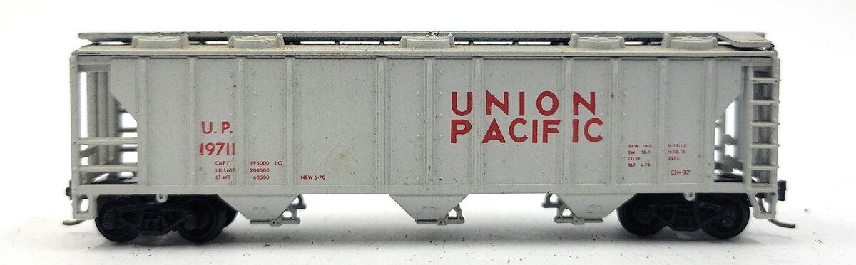 Atlas 3720 N Scale Union Pacific 3-Bay Covered Hopper #19711 LN/Box