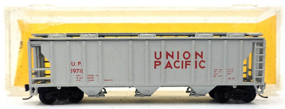 Atlas 3720 N Scale Union Pacific 3-Bay Covered Hopper #19711 LN/Box