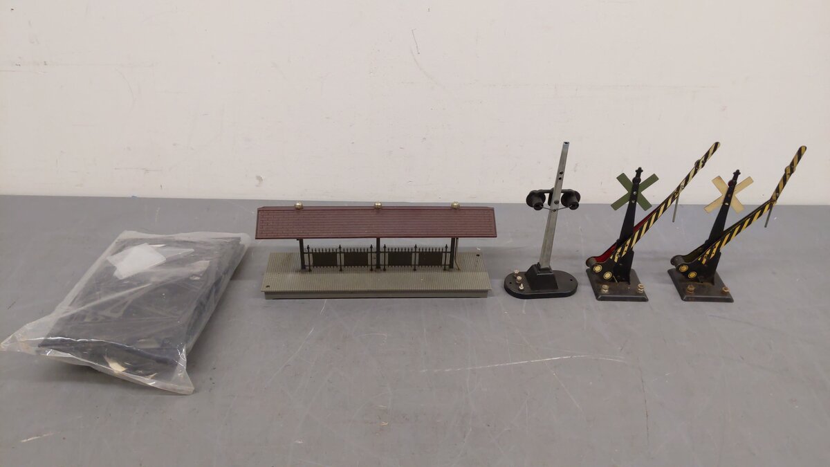 Lionel and Others O Gauge Assorted Accessories [5] VG