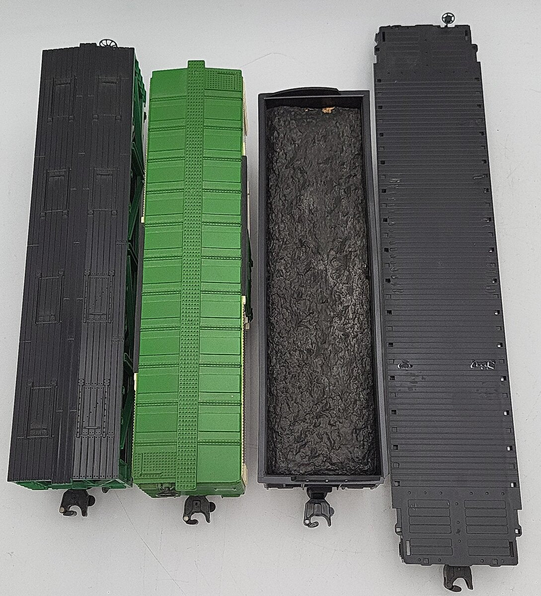 Lionel & Other O Gauge Assorted Freight Cars: 90111, 19940, 33708, 9416 [4] VG