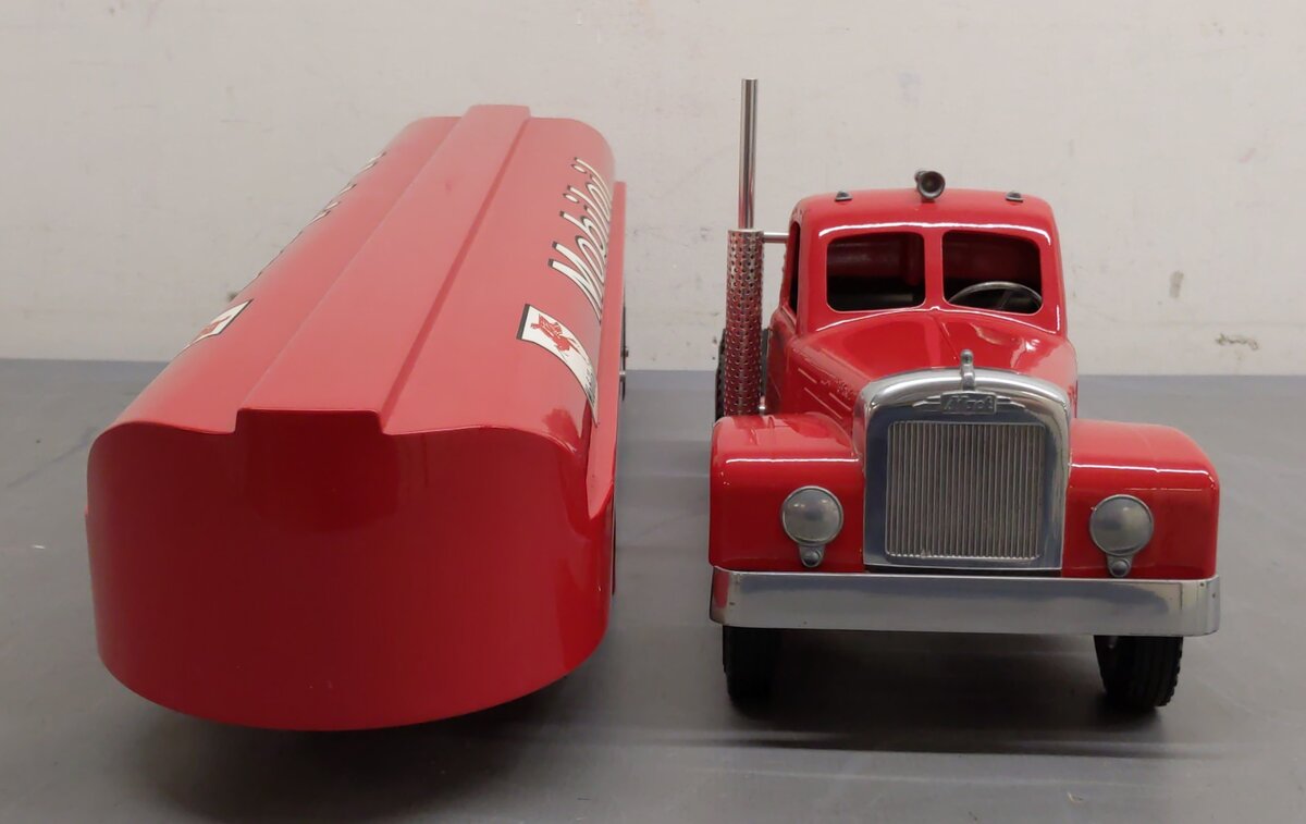 Mack M155 1:16 Scale Smith-Miller B-Mack Mobiloil Tanker Truck LN/Box
