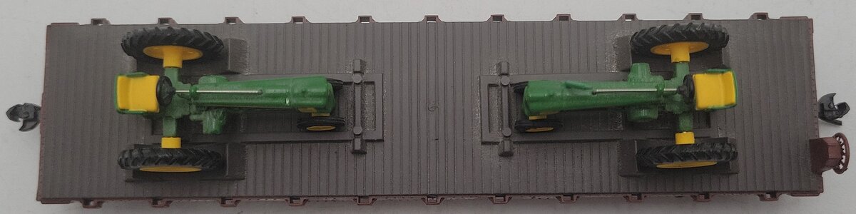 Athearn 81287 HO Scale Rock Island John Deer Flat Car w/ Tractors #90134 EX/Box