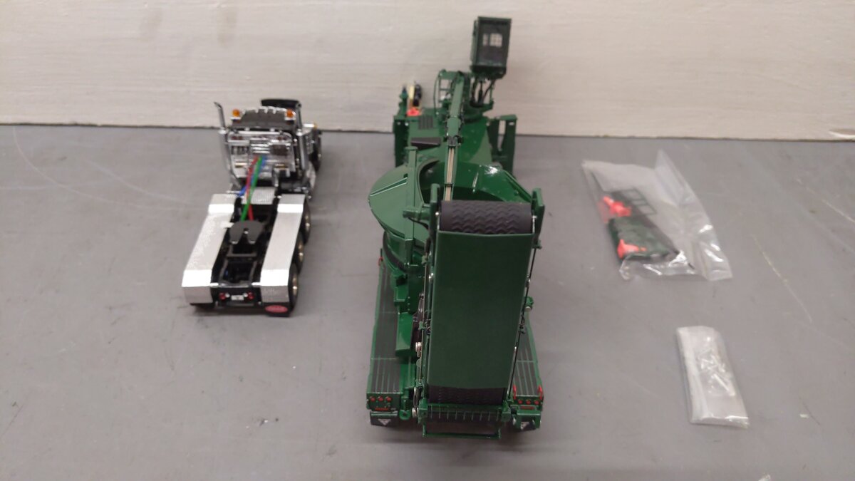 Vermeer T01005 1:50 Scale Green Peterbilt 379 with Vermeer TG7000 Tub Grinder NIB