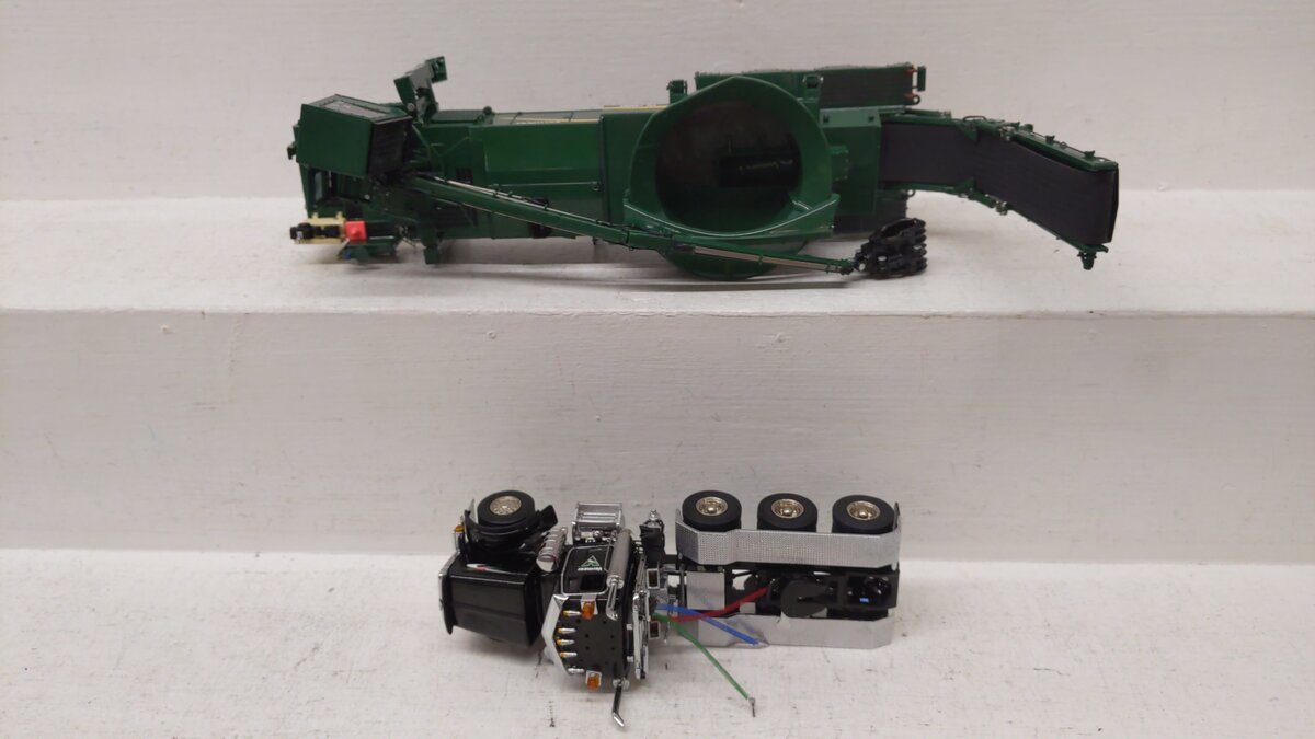 Vermeer T01005 1:50 Scale Green Peterbilt 379 with Vermeer TG7000 Tub Grinder NIB