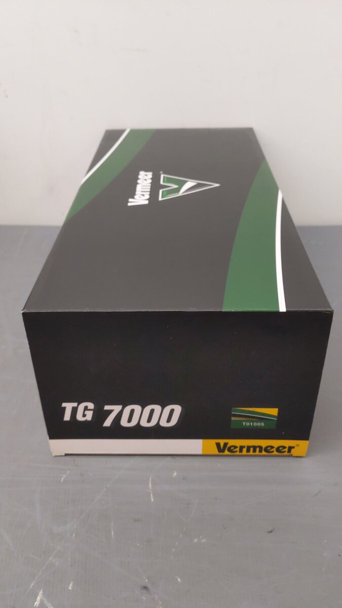 Vermeer T01005 1:50 Scale Green Peterbilt 379 with Vermeer TG7000 Tub Grinder NIB