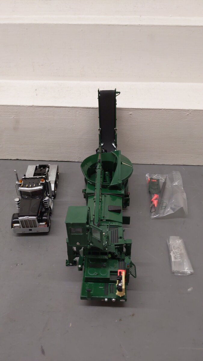 Vermeer T01005 1:50 Scale Green Peterbilt 379 with Vermeer TG7000 Tub Grinder NIB