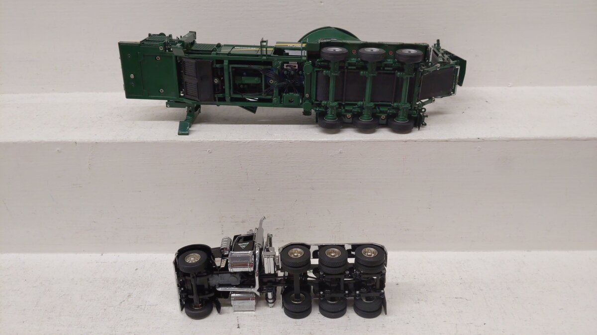 Vermeer T01005 1:50 Scale Green Peterbilt 379 with Vermeer TG7000 Tub Grinder NIB
