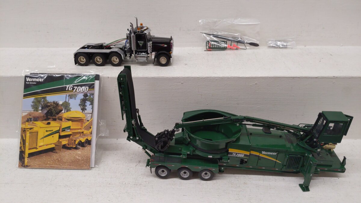 Vermeer T01005 1:50 Scale Green Peterbilt 379 with Vermeer TG7000 Tub Grinder NIB