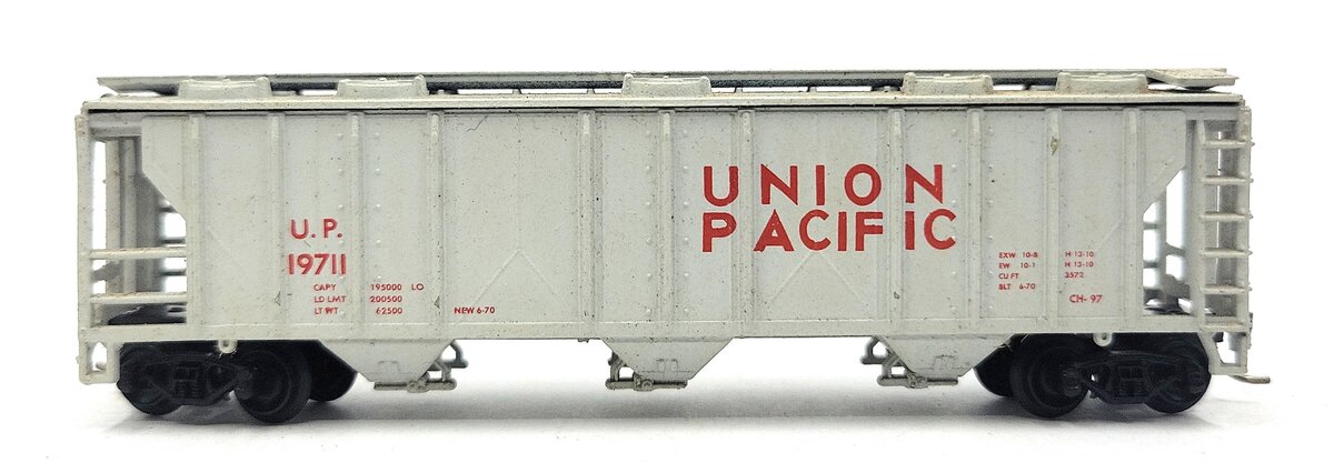 Atlas 3720 N Scale Union Pacific 3-Bay Covered Hopper #19711 LN/Box