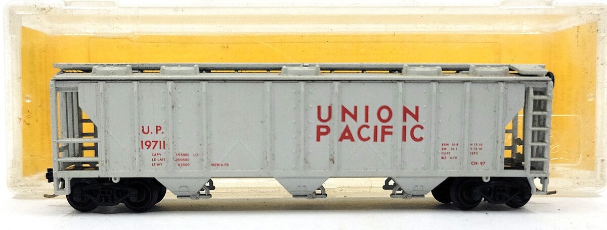 Atlas 3720 N Scale Union Pacific 3-Bay Covered Hopper #19711 LN/Box