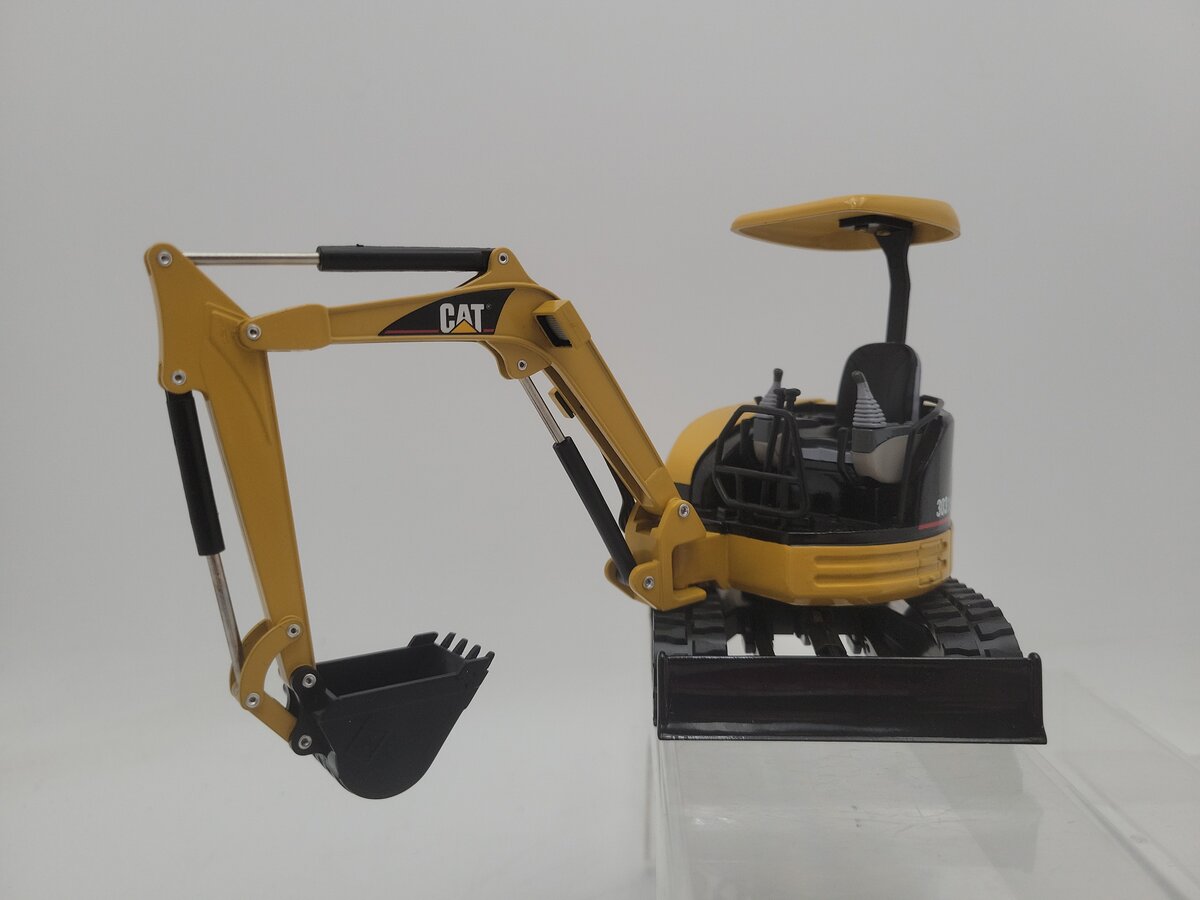 Caterpillar 303 1:22 Scale Yellow / Black CR Track Mini Excavator Diecast Model EX/Box