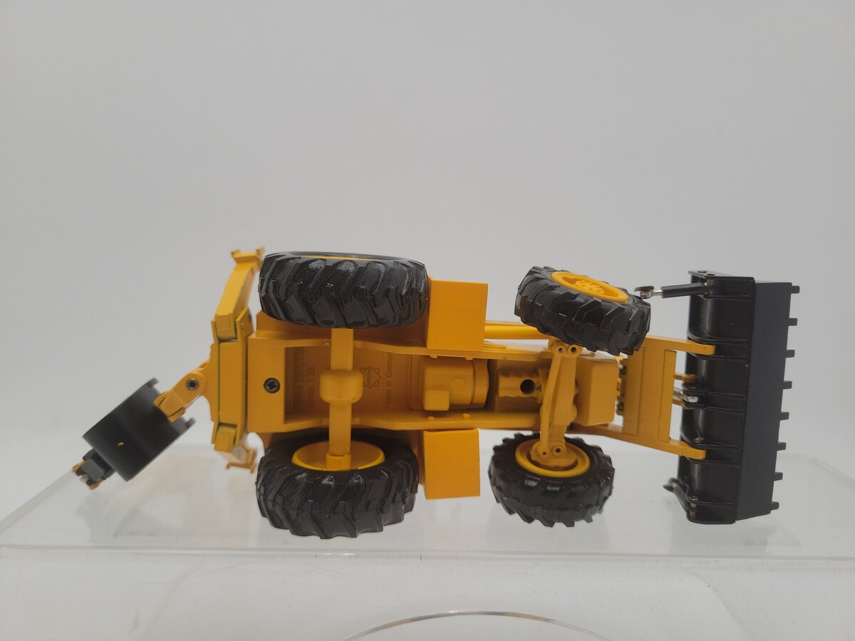Conrad 2956 1:35 Scale Yellow & Black MF Lader TL860 Kobelco Diecast EX/Box