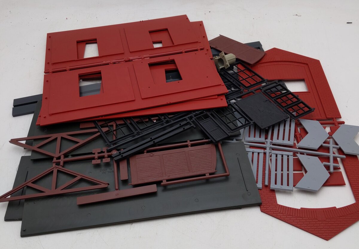 Lionel 6-12710 O and 0-27 Gauge Engine House Building Kit LN/Box