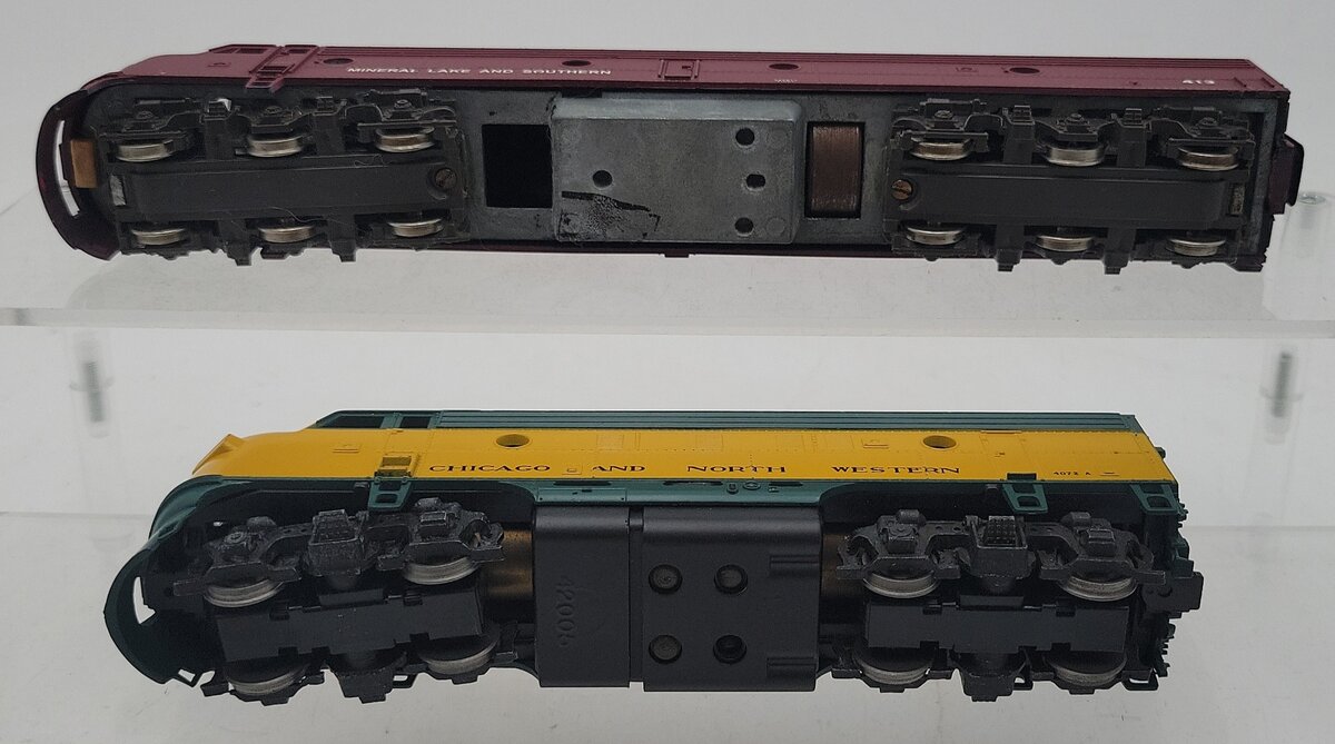 Athearn & Other HO C&NW and ML&S Diesel Locomotives #413,4072 [2] VG