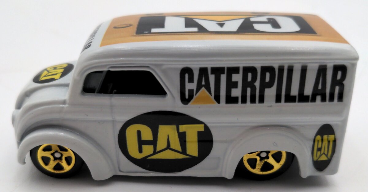 Mattel 1997 1:64 Scale Diecast Hot Wheel CAT Dairy Delivery Van NEW