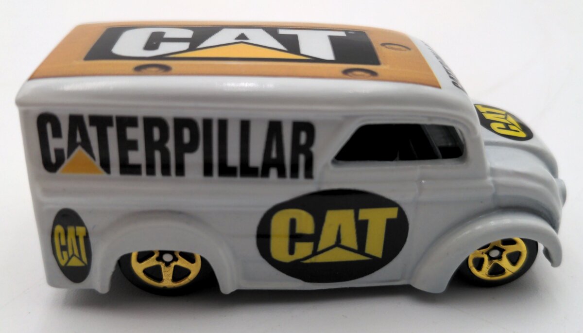 Mattel 1997 1:64 Scale Diecast Hot Wheel CAT Dairy Delivery Van NEW
