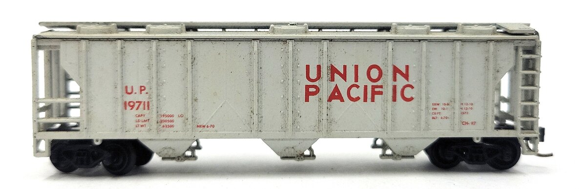 Atlas 3720 N Scale Union Pacific 3-Bay Covered Hopper #19711 LN/Box
