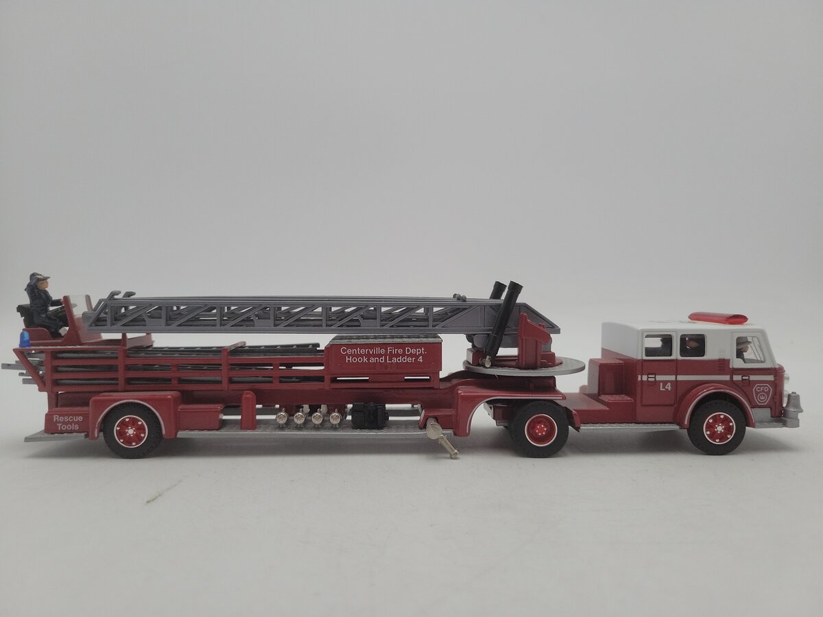Corgi 97321 1:50 American LaFrance Aerial Ladder Truck VG